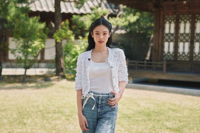 Quần jeans ống rộng v&agrave;o tay Jennie cũng th&agrave;nh sang chảnh tới từng set đồ - Ảnh 6.