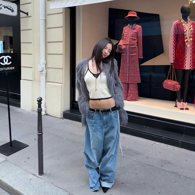 Quần jeans ống rộng v&agrave;o tay Jennie cũng th&agrave;nh sang chảnh tới từng set đồ - Ảnh 4.