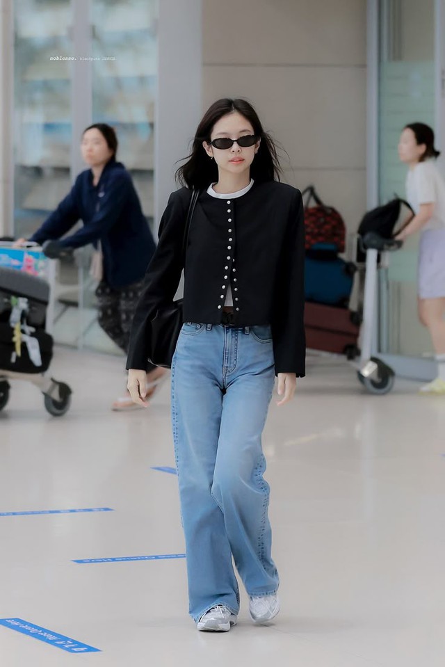 Quần jeans ống rộng v&agrave;o tay Jennie cũng th&agrave;nh sang chảnh tới từng set đồ - Ảnh 9.