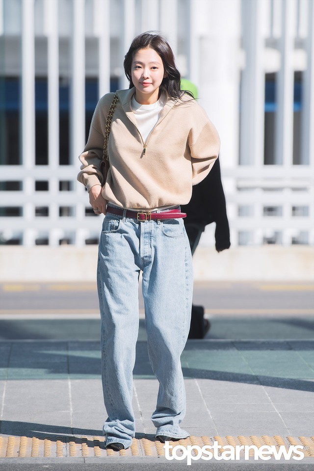 Quần jeans ống rộng v&agrave;o tay Jennie cũng th&agrave;nh sang chảnh tới từng set đồ - Ảnh 1.