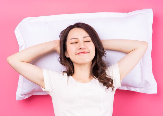 4 thói quen ngủ khiến bạn trông xấu hơn, thói quen cuối cùng thực sự khó chịu - Ảnh 2.