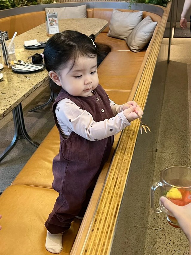 Những việc trẻ tự làm được, cha mẹ đừng vội làm thay: Điều quan trọng cần nhớ khi nuôi dạy con - Ảnh 3.