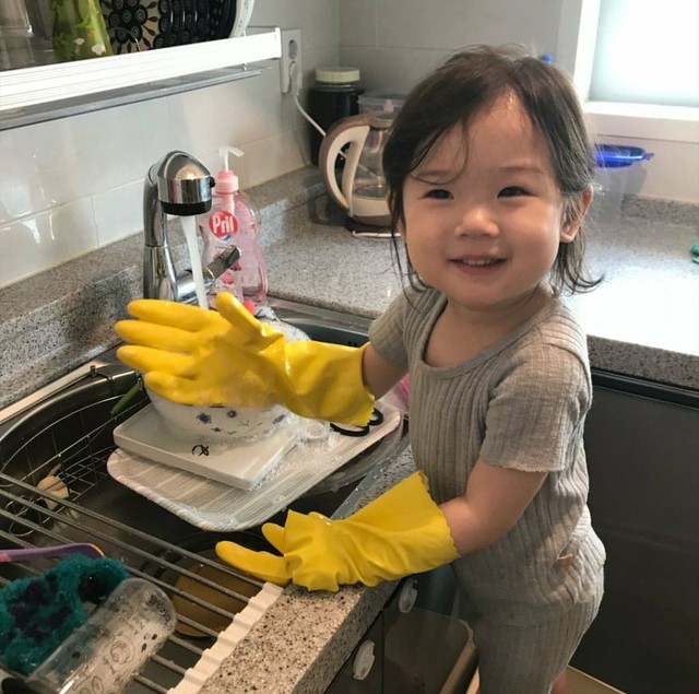 Những việc trẻ tự làm được, cha mẹ đừng vội làm thay: Điều quan trọng cần nhớ khi nuôi dạy con - Ảnh 4.