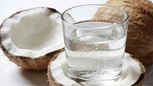Có nên uống nhiều nước dừa để tăng lượng nước ối? - Ảnh 1.