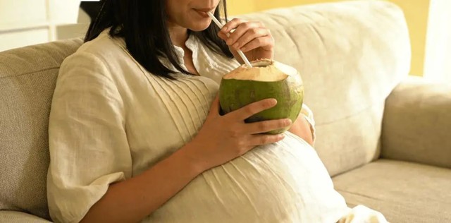 Có nên uống nhiều nước dừa để tăng lượng nước ối? - Ảnh 2.