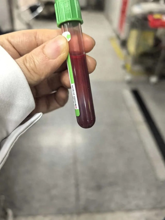 Mẹ bầu nghiện ăn gà rán, hamburger, tăng 5kg chỉ sau 1 tuần, cả mẹ lẫn con phải đi cấp cứu - Ảnh 1.