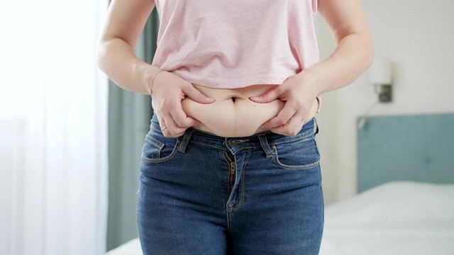 R&otilde; r&agrave;ng chỉ nặng 48kg, nhưng cứ mặc chiếc v&aacute;y &ocirc;m mơ ước l&agrave; phần bụng dưới lại lộ ra một cục kh&oacute; xử? - Ảnh 4.