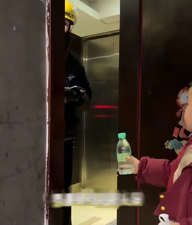 Tranh cãi quanh việc cha mẹ cho con mang nước cho shipper: Khi giáo dục trở thành