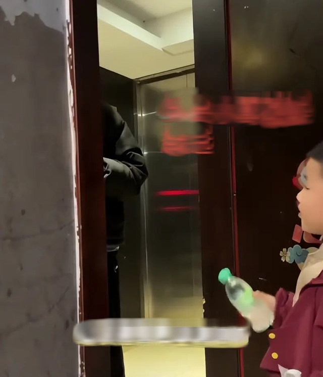 Tranh cãi quanh việc cha mẹ cho con mang nước cho shipper: Khi giáo dục trở thành