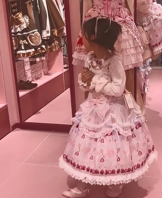 Bức ảnh b&eacute; g&aacute;i trong cửa h&agrave;ng quần &aacute;o 