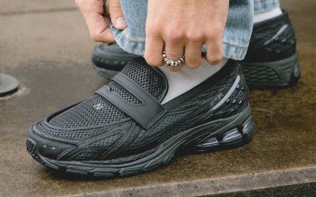 Giày thể thao đang 