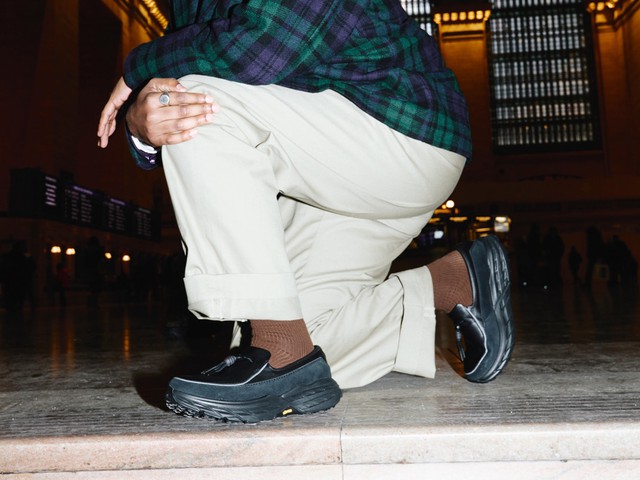 Giày thể thao đang 