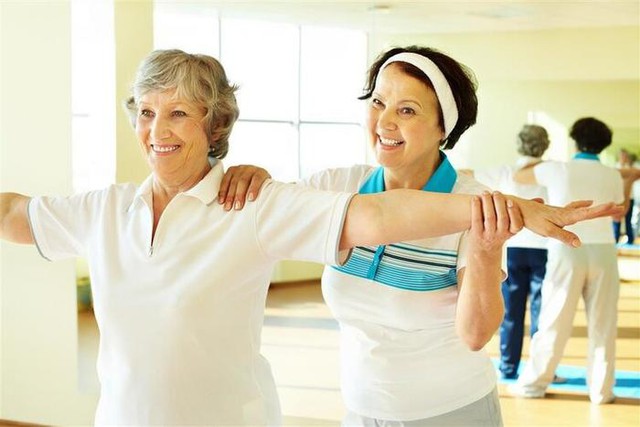 Ngo&agrave;i chuyện vệ sinh, đ&acirc;y mới l&agrave; l&yacute; do khiến nhiều người lớn tuổi c&oacute; &ldquo;m&ugrave;i lạ&rdquo;: C&oacute; người đến khi bị ch&aacute;u n&oacute;i thẳng mới giật m&igrave;nh - Ảnh 3.