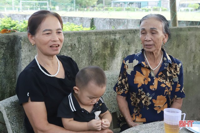 Giúp con cái chăm cháu, người già trước hết phải biết làm mình vui - Ảnh 1.