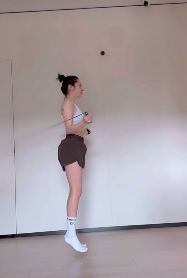 Ca sĩ Bảo Anh có 2 cách đốt mỡ vào buổi sáng nhanh gọn, dễ thực hiện không ngờ, hội chị em cũng nên học hỏi theo - Ảnh 1.