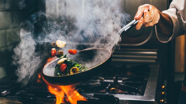 B&aacute;c sĩ ung thư khuyến c&aacute;o: Một sai lầm phổ biến trong nh&agrave; bếp c&oacute; thể khiến cả nh&agrave; tiếp x&uacute;c với chất g&acirc;y ung thư - Ảnh 2.