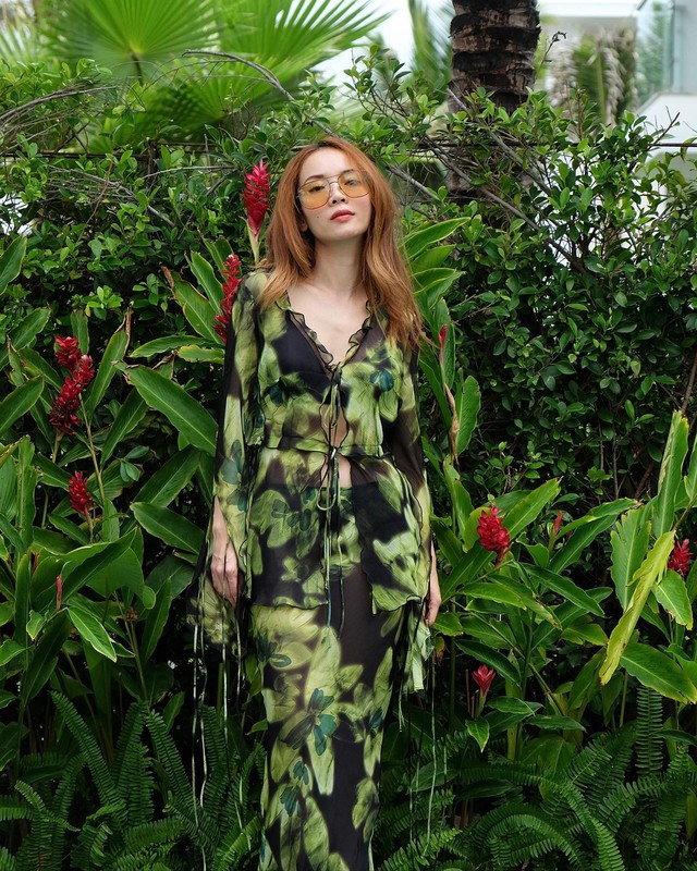 Yến Trang 42 tuổi với phong c&aacute;ch du lịch trẻ trung đầy m&agrave;u sắc năm 2026 - Ảnh 7.