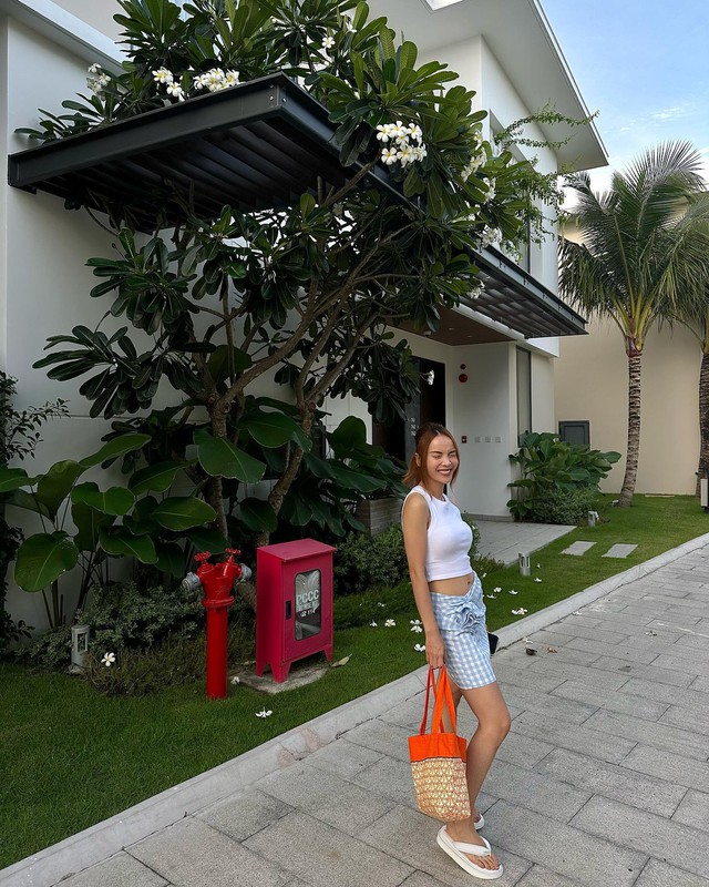 Yến Trang 42 tuổi với phong c&aacute;ch du lịch trẻ trung đầy m&agrave;u sắc năm 2026 - Ảnh 5.