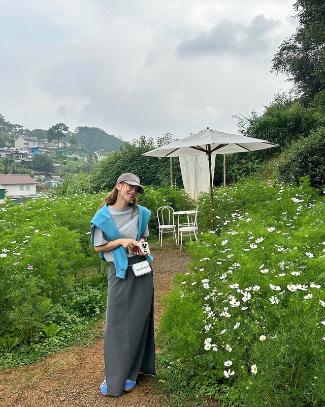 Yến Trang 42 tuổi với phong c&aacute;ch du lịch trẻ trung đầy m&agrave;u sắc năm 2026 - Ảnh 2.