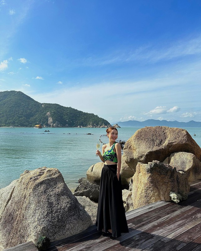 Yến Trang 42 tuổi với phong c&aacute;ch du lịch trẻ trung đầy m&agrave;u sắc năm 2026 - Ảnh 8.