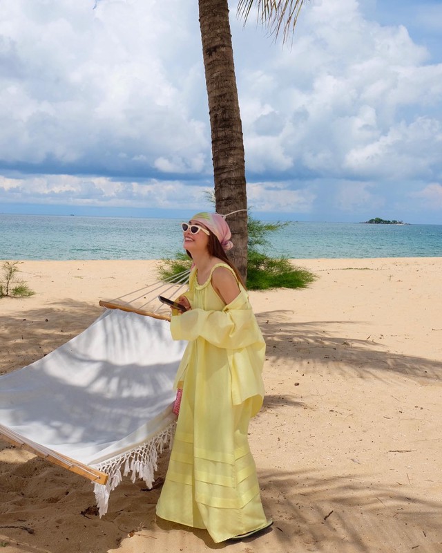 Yến Trang 42 tuổi với phong c&aacute;ch du lịch trẻ trung đầy m&agrave;u sắc năm 2026 - Ảnh 10.