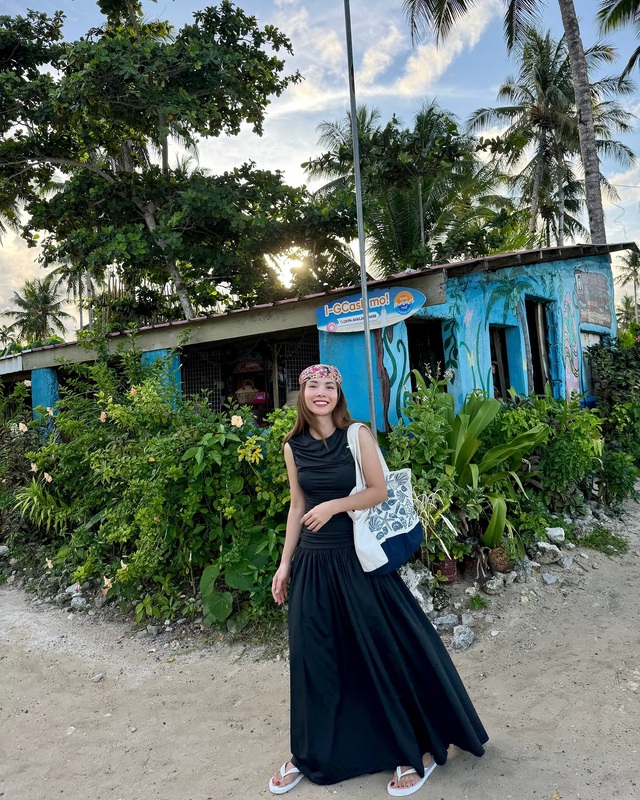Yến Trang 42 tuổi với phong c&aacute;ch du lịch trẻ trung đầy m&agrave;u sắc năm 2026 - Ảnh 3.