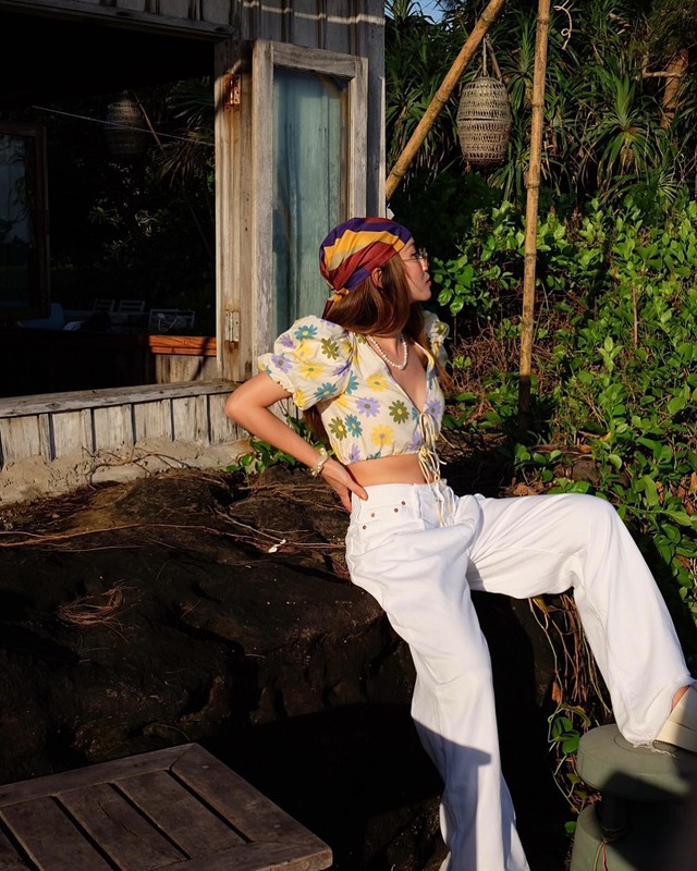 Yến Trang 42 tuổi với phong c&aacute;ch du lịch trẻ trung đầy m&agrave;u sắc năm 2026 - Ảnh 9.