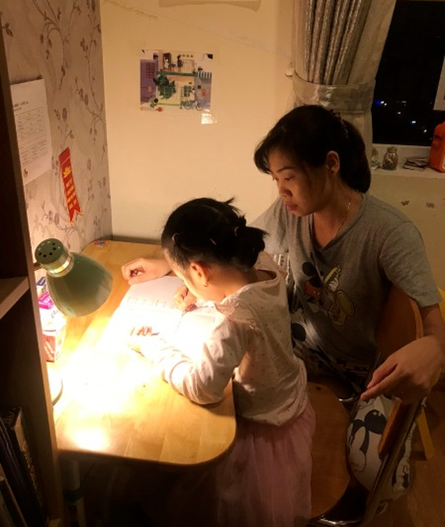 Thức khuya kèm con học, mẹ rụng tóc đến hói cả đầu! - Ảnh 1.