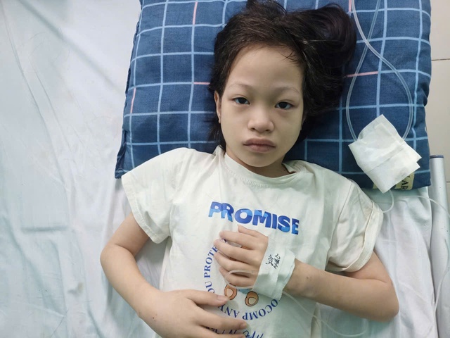 Ánh mắt cầu cứu của bé gái 11 tuổi mắc ung thư thận giai đoạn cuối nhưng gia đình không có tiền cứu chữa - Ảnh 1.