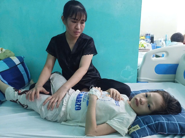 Ánh mắt cầu cứu của bé gái 11 tuổi mắc ung thư thận giai đoạn cuối nhưng gia đình không có tiền cứu chữa - Ảnh 2.