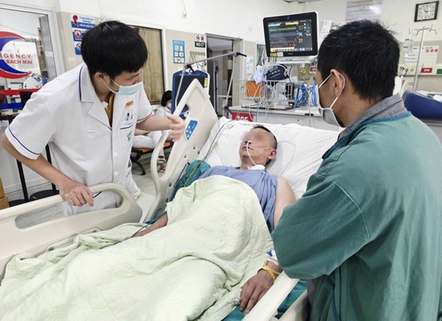 Đau ngực tho&aacute;ng qua, người đ&agrave;n &ocirc;ng 44 tuổi tự đi bộ v&agrave;o viện v&agrave; su&yacute;t kh&ocirc;ng trở về: Cảnh b&aacute;o nhồi m&aacute;u cơ tim tối cấp ở người trẻ - Ảnh 1.