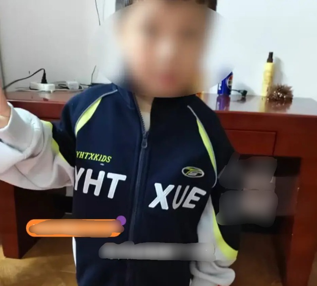 Bé trai 6 tuổi bị mẹ 