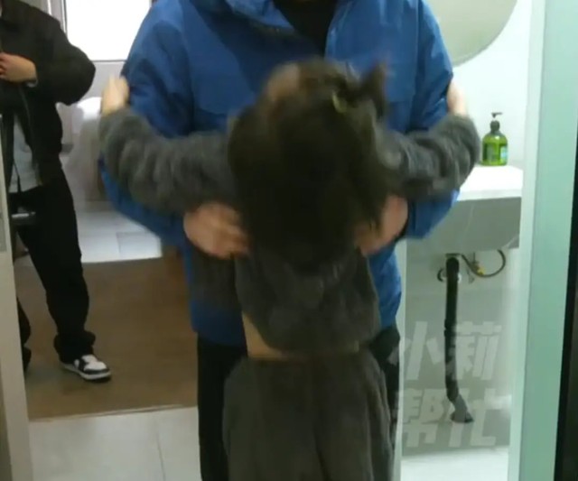 Bé trai 6 tuổi bị mẹ 