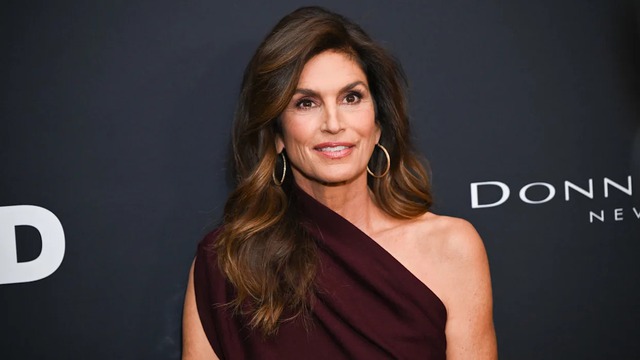 Cindy Crawford ở tuổi 60 vẫn trẻ trung rạng rỡ: Thói quen buổi sáng kéo dài 2,5 tiếng khiến ai xem cũng choáng - Ảnh 1.