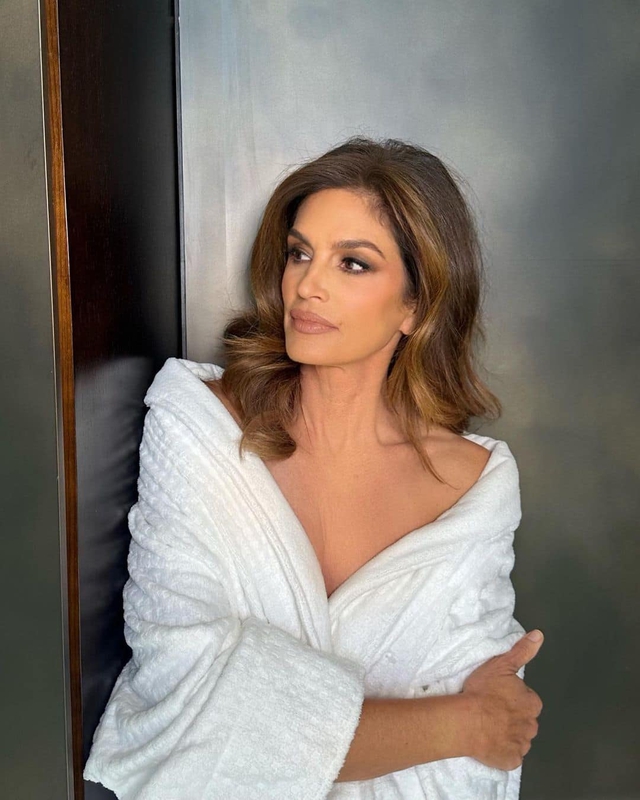 Cindy Crawford ở tuổi 60 vẫn trẻ trung rạng rỡ: Thói quen buổi sáng kéo dài 2,5 tiếng khiến ai xem cũng choáng - Ảnh 3.