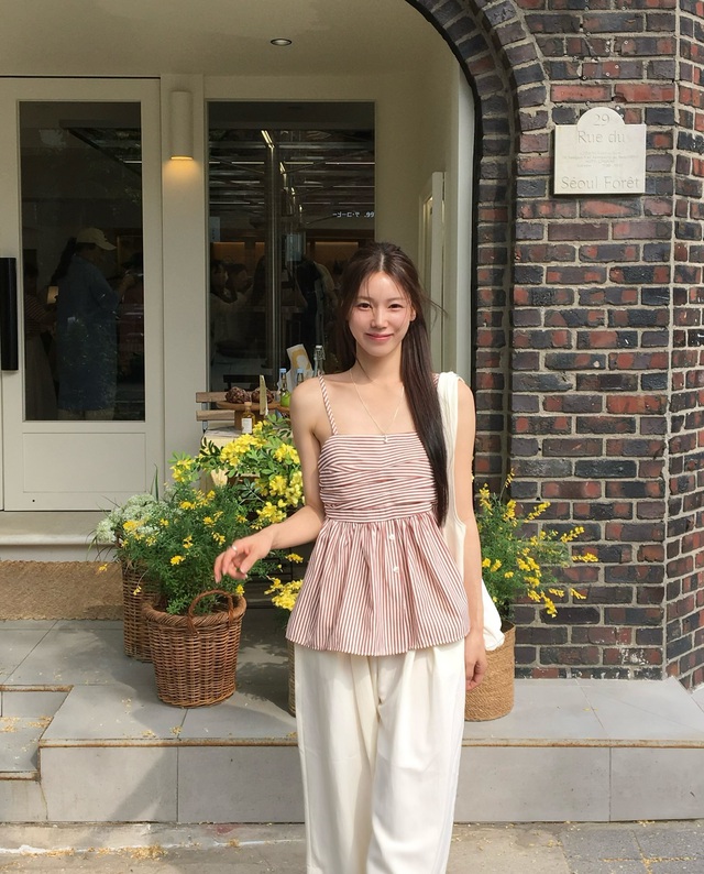 Quần trắng v&agrave; be: 5 C&aacute;ch phối đồ trẻ trung cho m&ugrave;a h&egrave; 2026 - Ảnh 3.