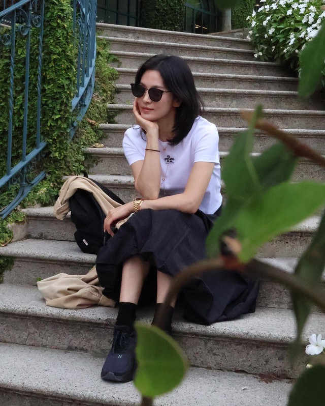 Style đi du lịch của Song Hye Kyo: Ít mà chất tới từng bộ - Ảnh 6.