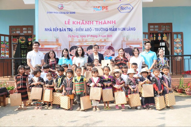 Roche Pharma Việt Nam và Quỹ Hy Vọng khánh thành công trình nhà bếp cho học sinh tại xã vùng biên giới - Ảnh 2.
