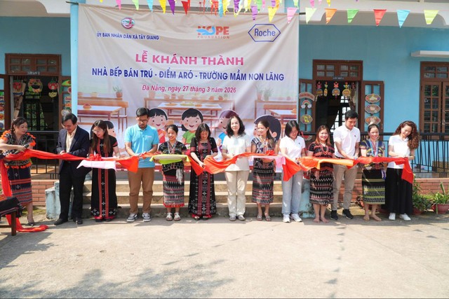 Roche Pharma Việt Nam và Quỹ Hy Vọng khánh thành công trình nhà bếp cho học sinh tại xã vùng biên giới - Ảnh 1.