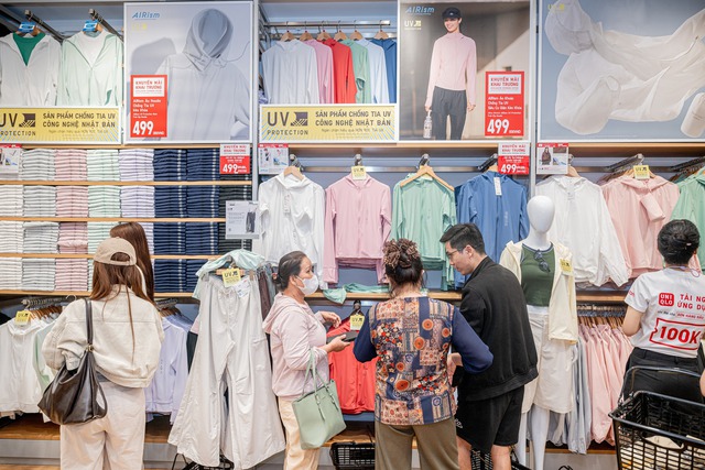 khach-hang-mua-sam-tai-cua-hang-uniqlo-hanoi-centre-17746868747041866329766.jpg