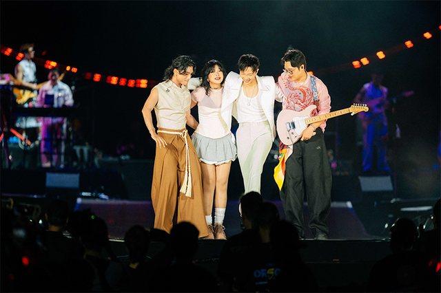 Kh&ocirc;ng chỉ h&aacute;t t&igrave;nh ca, Ho&agrave;ng Dũng c&ograve;n &ldquo;se duy&ecirc;n&rdquo; ngay tr&ecirc;n s&acirc;n khấu concert - Ảnh 5.