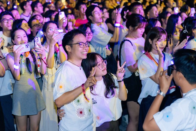 Kh&ocirc;ng chỉ h&aacute;t t&igrave;nh ca, Ho&agrave;ng Dũng c&ograve;n &ldquo;se duy&ecirc;n&rdquo; ngay tr&ecirc;n s&acirc;n khấu concert - Ảnh 3.