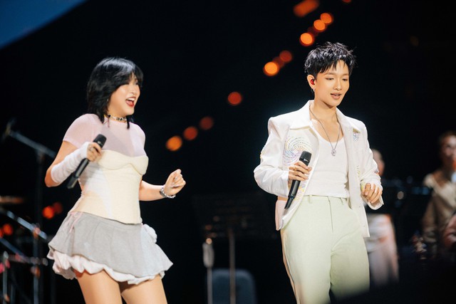 Kh&ocirc;ng chỉ h&aacute;t t&igrave;nh ca, Ho&agrave;ng Dũng c&ograve;n &ldquo;se duy&ecirc;n&rdquo; ngay tr&ecirc;n s&acirc;n khấu concert - Ảnh 4.