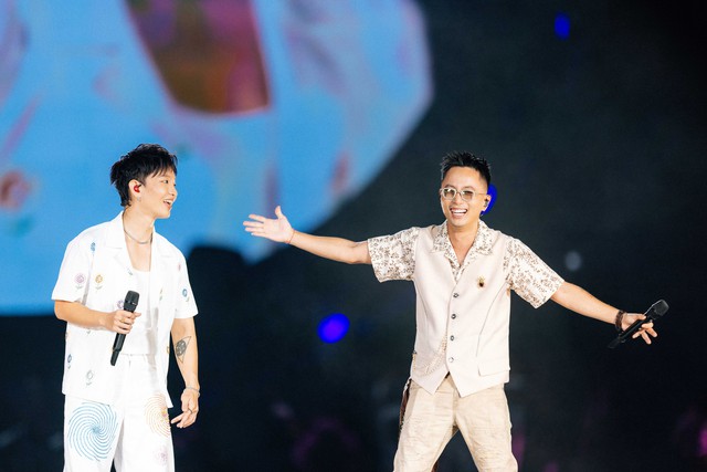 Kh&ocirc;ng chỉ h&aacute;t t&igrave;nh ca, Ho&agrave;ng Dũng c&ograve;n &ldquo;se duy&ecirc;n&rdquo; ngay tr&ecirc;n s&acirc;n khấu concert - Ảnh 6.