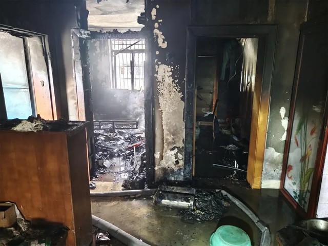 Trẻ ở nhà một mình gây hỏa hoạn, khiến 3 người mắc kẹt: Cảnh báo từ một sự cố suýt trả giá đắt - Ảnh 1.