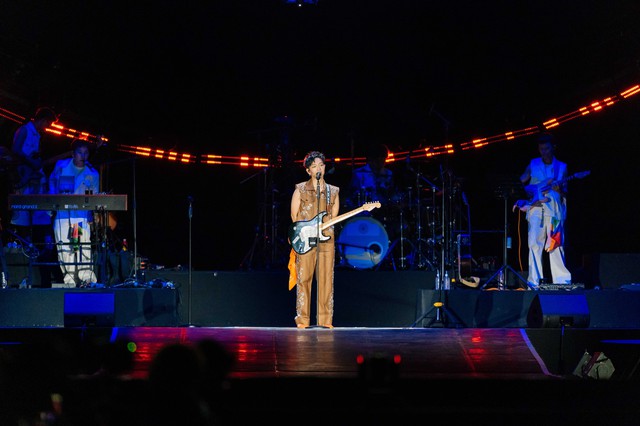 Kh&ocirc;ng chỉ h&aacute;t t&igrave;nh ca, Ho&agrave;ng Dũng c&ograve;n &ldquo;se duy&ecirc;n&rdquo; ngay tr&ecirc;n s&acirc;n khấu concert - Ảnh 2.