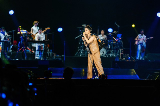 Kh&ocirc;ng chỉ h&aacute;t t&igrave;nh ca, Ho&agrave;ng Dũng c&ograve;n &ldquo;se duy&ecirc;n&rdquo; ngay tr&ecirc;n s&acirc;n khấu concert - Ảnh 1.