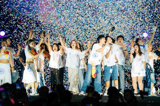 Kh&ocirc;ng chỉ h&aacute;t t&igrave;nh ca, Ho&agrave;ng Dũng c&ograve;n &ldquo;se duy&ecirc;n&rdquo; ngay tr&ecirc;n s&acirc;n khấu concert - Ảnh 7.