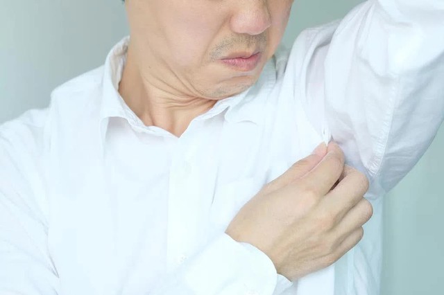 Kh&ocirc;ng đợi đến 70: 35 tuổi đ&atilde; c&oacute; thể xuất hiện &ldquo;m&ugrave;i người gi&agrave;&rdquo; nhưng kh&ocirc;ng phải ai cũng nhận ra - Ảnh 2.