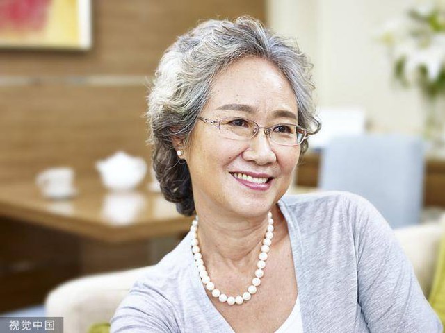 Kh&ocirc;ng đợi đến 70: 35 tuổi đ&atilde; c&oacute; thể xuất hiện &ldquo;m&ugrave;i người gi&agrave;&rdquo; nhưng kh&ocirc;ng phải ai cũng nhận ra - Ảnh 4.